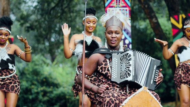 Accordion performance with dancers, Ndikuinuka music video