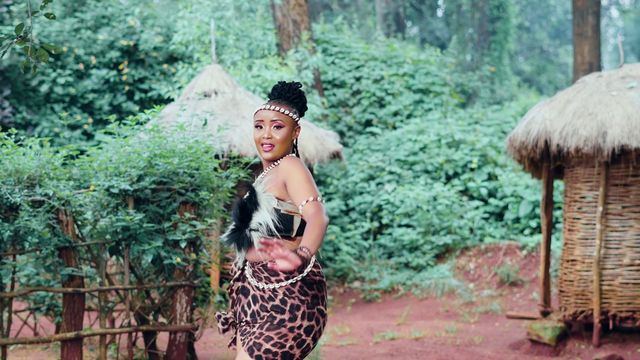 Traditional dress at the homestead, Ndikuinuka music video